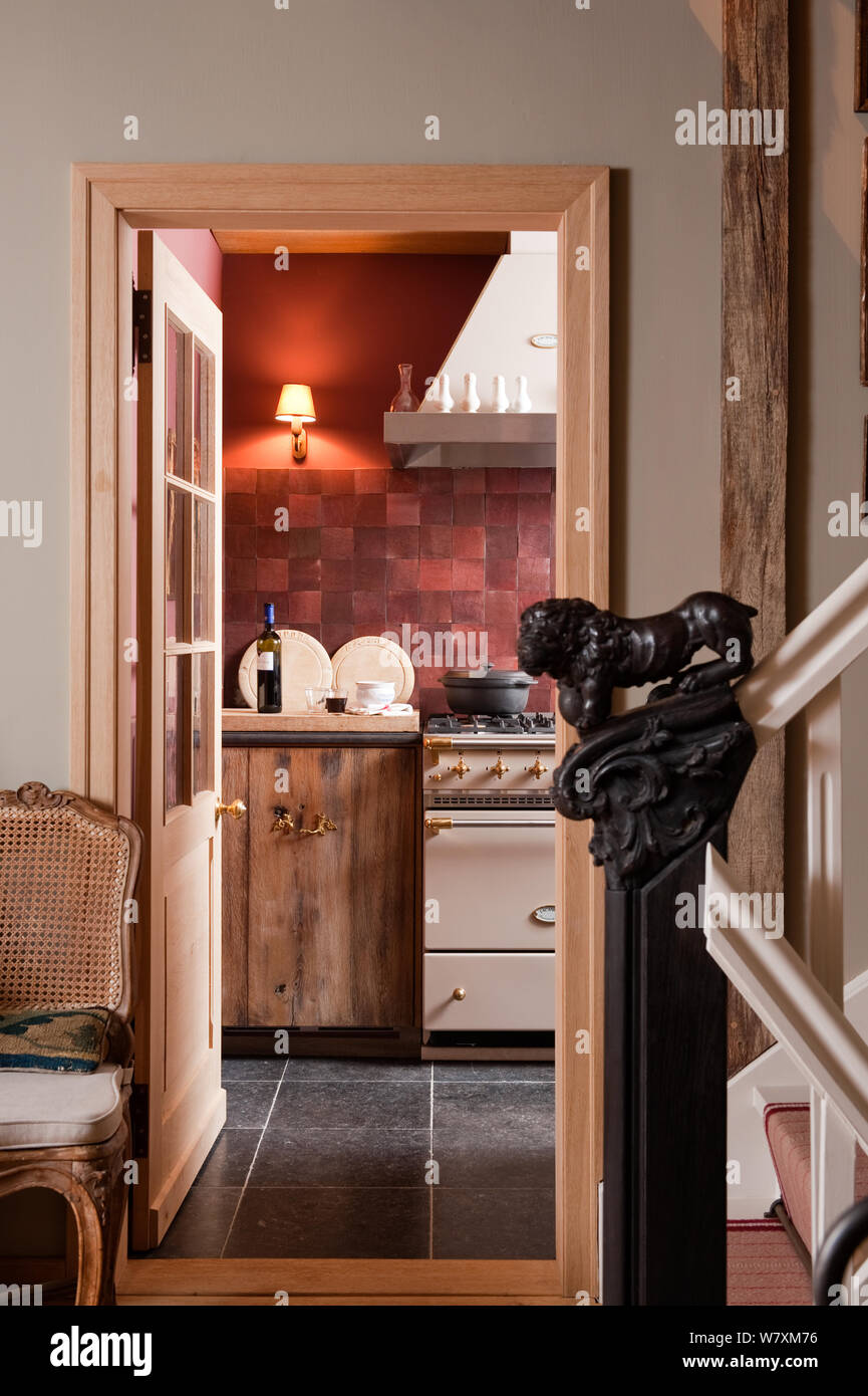Offene Tür Küche im Landhausstil Stockfoto