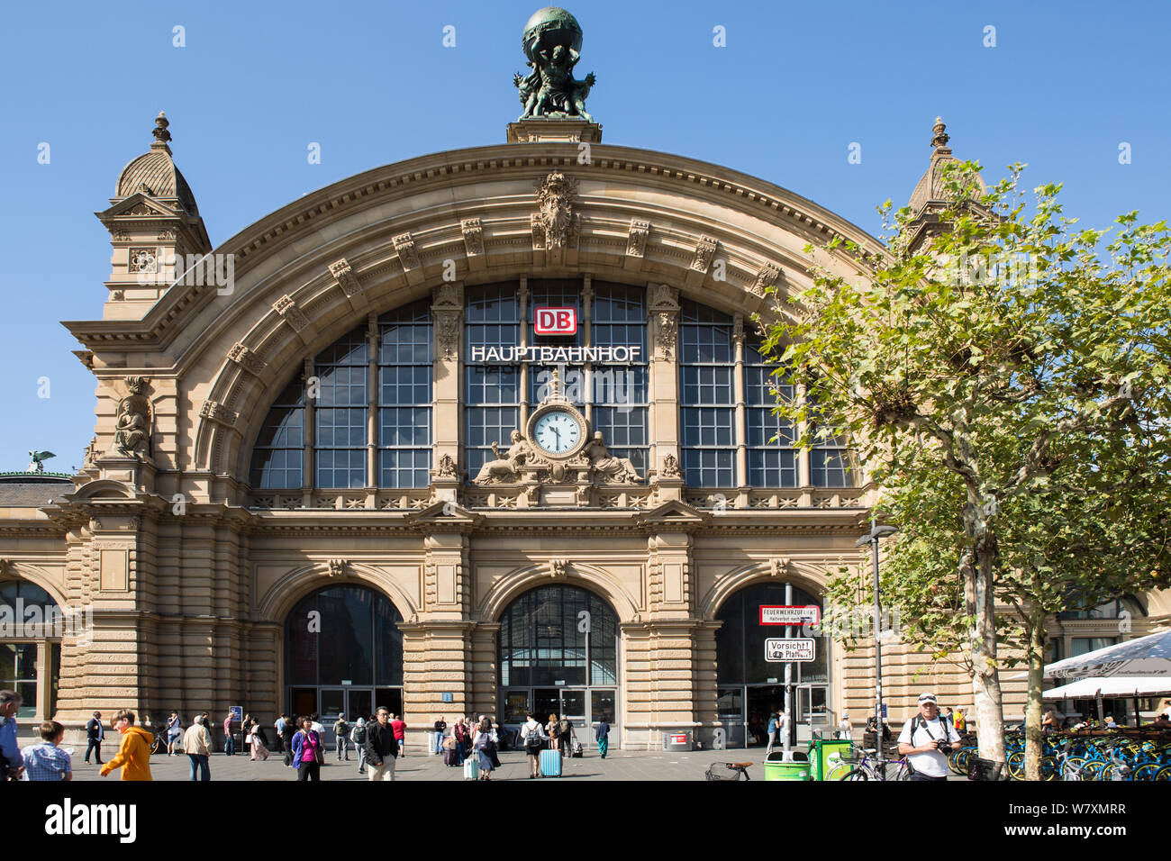 Frankfurt Main Station im Viertel, der Haupteingang, viel beschäftigte Leute Stockfoto