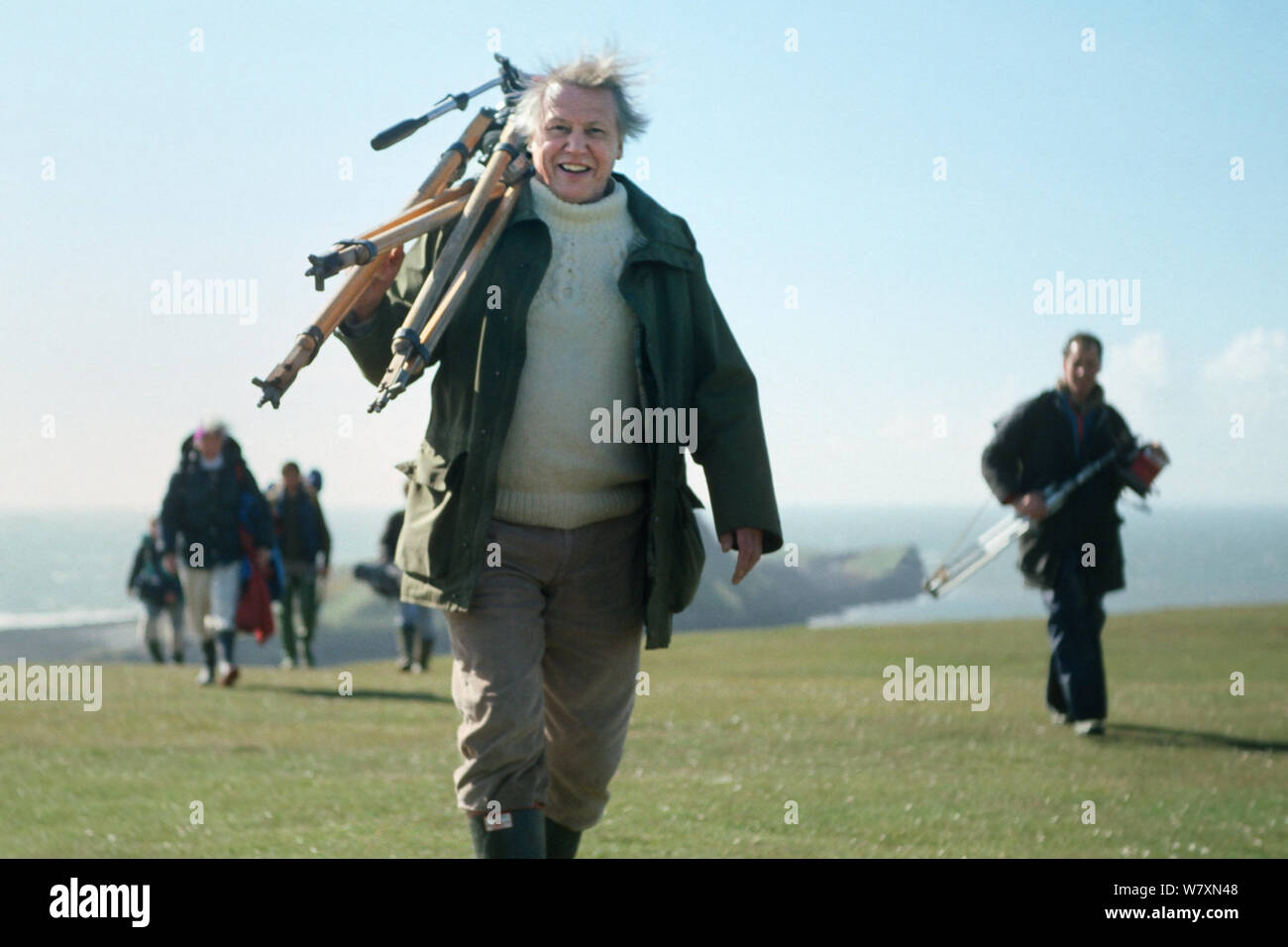 David Attenborough, Stativ zurück von einem Schießen auf dem Wurm&#39;s Köpfe, auf die Produktion für die Prüfungen des Lebens. Gower Halbinsel, Wales, UK, 1998. Kleine Vervielfältigung nur. Stockfoto