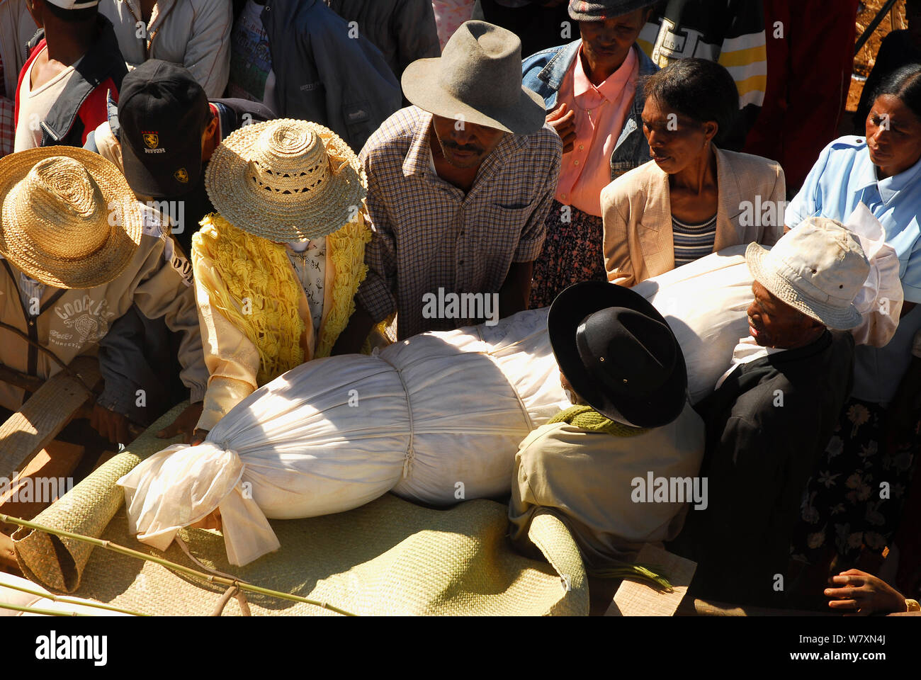 Famadihana, traditionelle Trauerfeier der Merina und Betsileo ethnischen Gruppen, in denen die Toten sind alle sieben Jahre exhumiert, eine fröhliche Festival mit Tanz und Musiker. Antsirabe, Madagaskar, Februar 2005. Stockfoto
