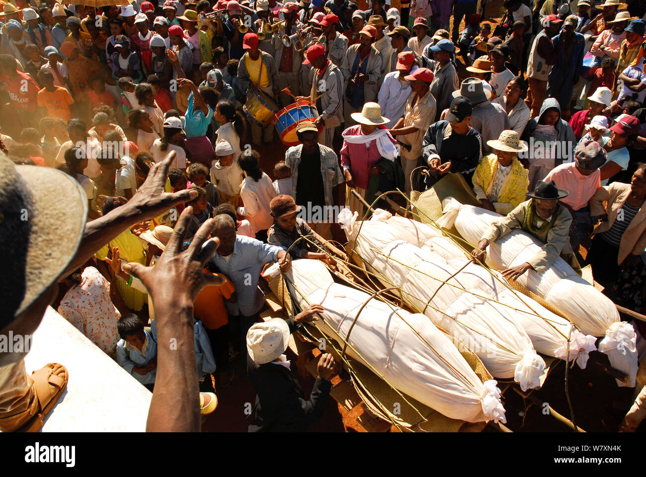 Famadihana, traditionelle Trauerfeier der Merina und Betsileo ethnischen Gruppen, in denen die Toten sind alle sieben Jahre exhumiert, eine fröhliche Festival mit Tanz und Musiker. Antsirabe, Madagaskar, Februar 2005. Stockfoto