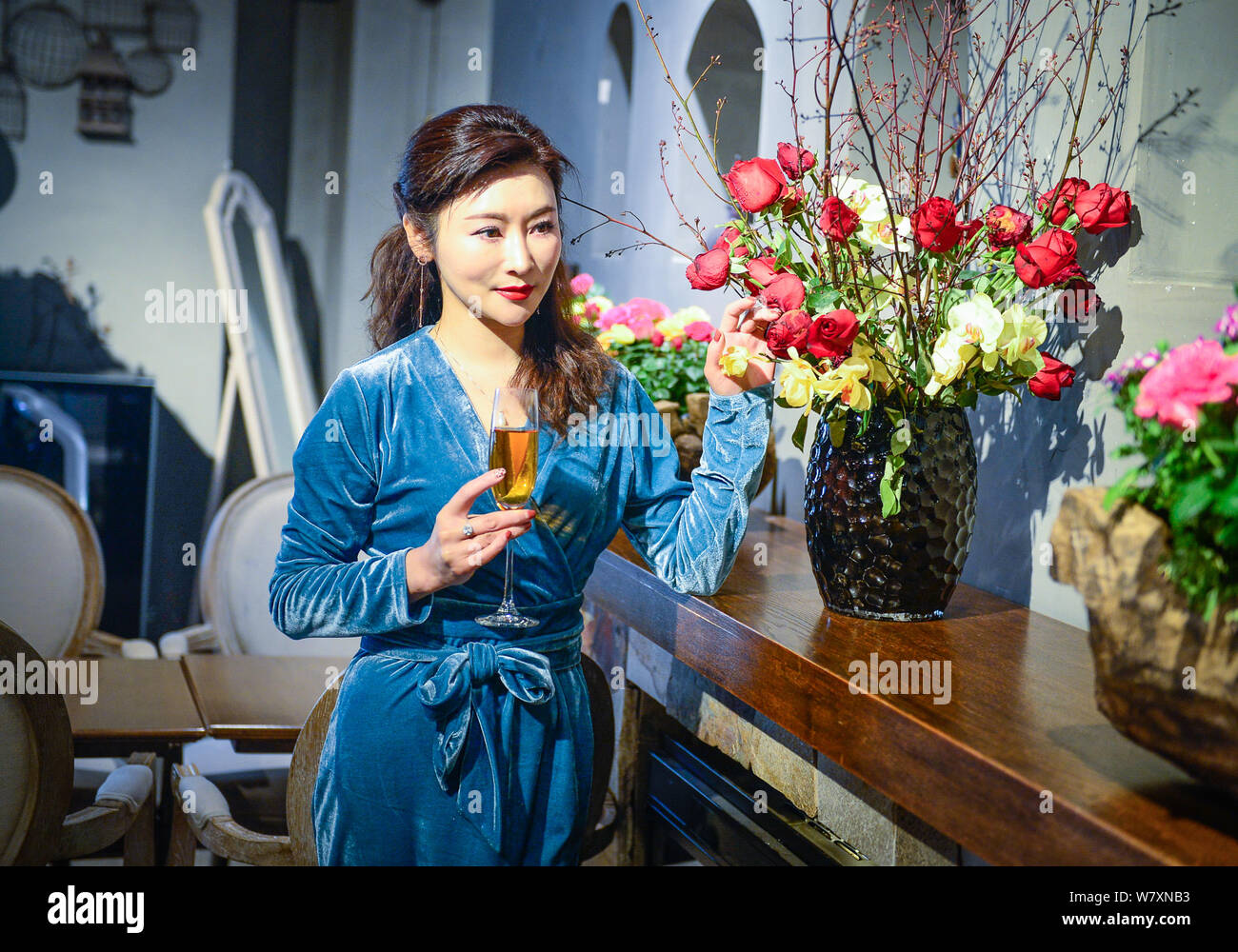 Die 50-jährige Chinesin Xu Min, als 'magischen Schönheit" betitelt ist, stellt in einem Restaurant in Kunming, Provinz Yunnan im Südwesten Chinas, am 18. Februar 20. Stockfoto