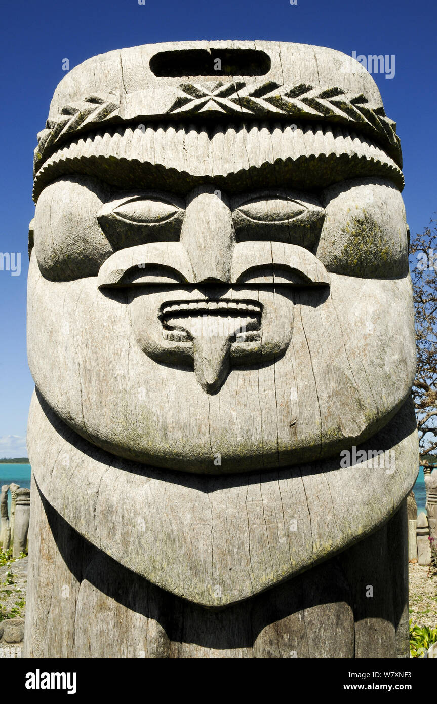 Holzskulptur von Gesicht, Ile des Pins (Pine Island), Neukaledonien, September 2008. Stockfoto