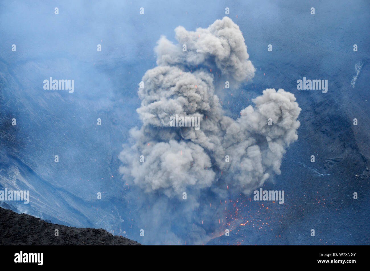 Aschewolke aus Vulkan Yasur, Insel Tanna, Vanuatu, September 2008. Stockfoto