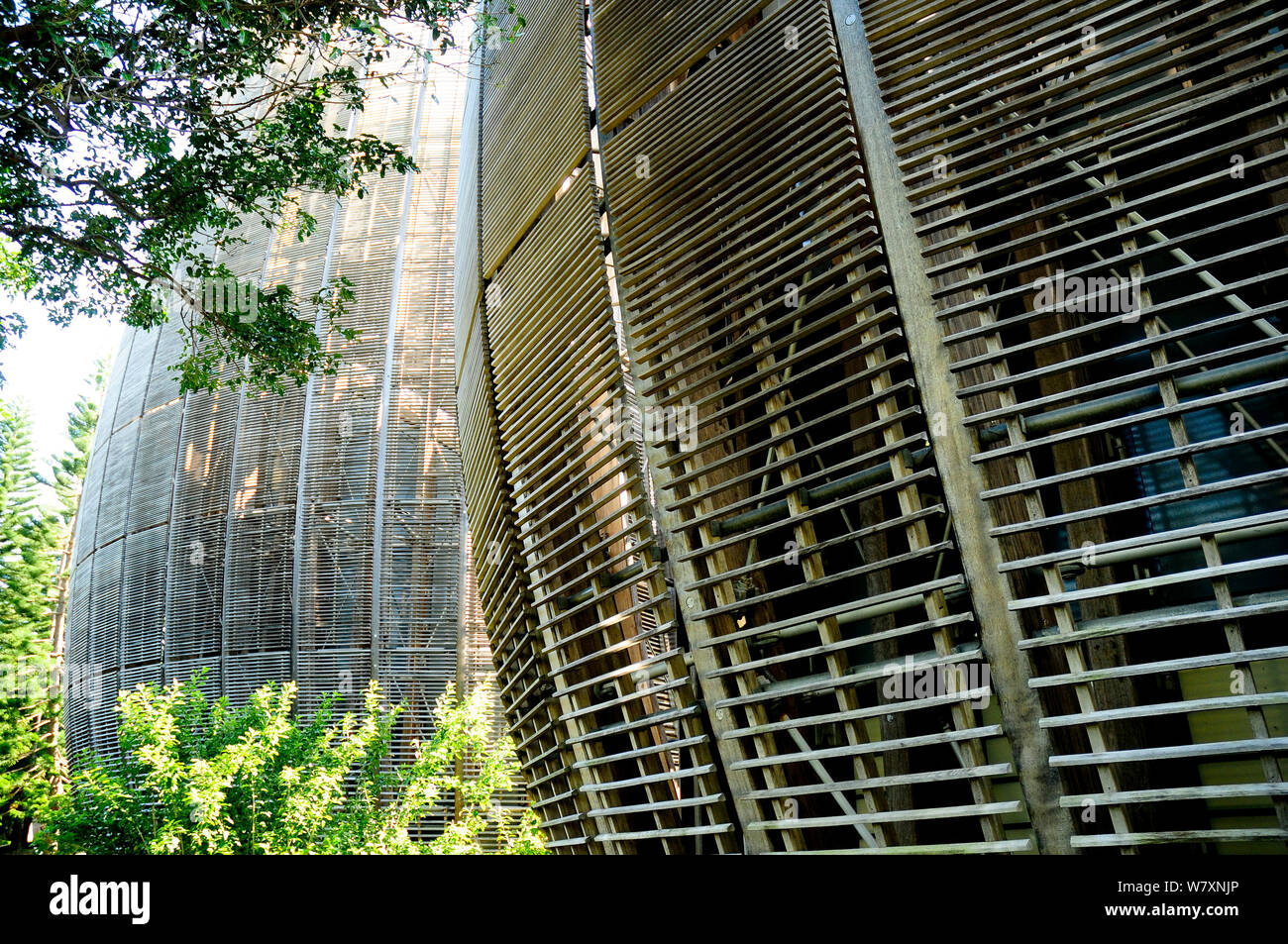 Tjibaou Kulturzentrum von Renzo Piano entworfen. Das Gebäude ist so konzipiert, dass es mit den umliegenden Wald integriert werden. Noumea, Neukaledonien, September 2008. Stockfoto