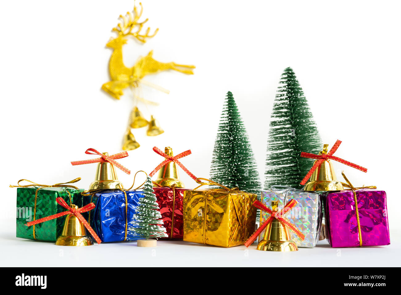 Weihnachten Hintergrund Konzept. Weihnachten Geschenk Box und Baum mit goldenen Glöckchen, Tannenzapfen, auf weißem Hintergrund Stockfoto