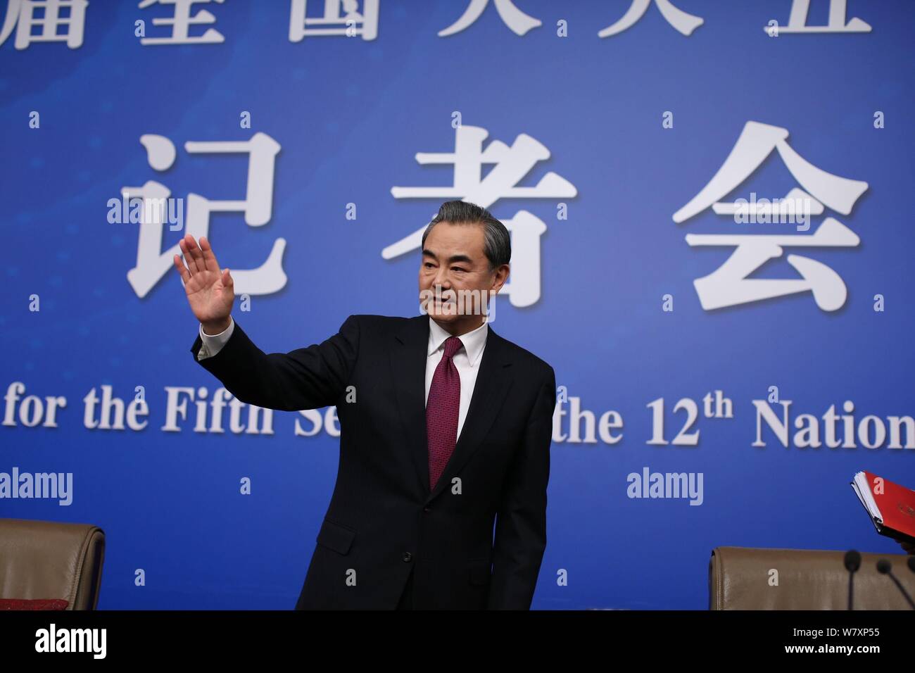 Der chinesische Außenminister Wang Yi spricht während einer Pressekonferenz für die 5. Tagung der 12. Nationalen Volkskongress (NVK) in Peking, China Stockfoto