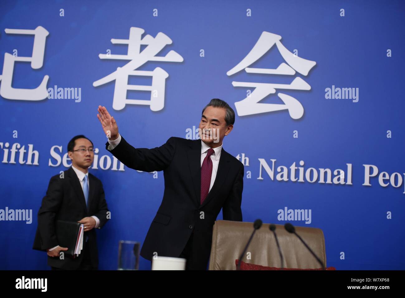 Der chinesische Außenminister Wang Yi spricht während einer Pressekonferenz für die 5. Tagung der 12. Nationalen Volkskongress (NVK) in Peking, China Stockfoto