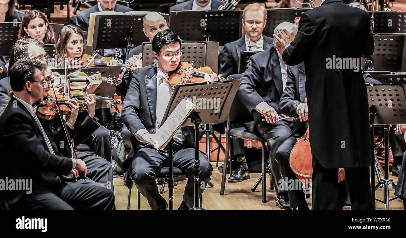 Mitglieder der amerikanischen Orchester Cincinnati Symphony Orchestra bei einem Konzert in Shanghai, China, 22. März 2017. Stockfoto