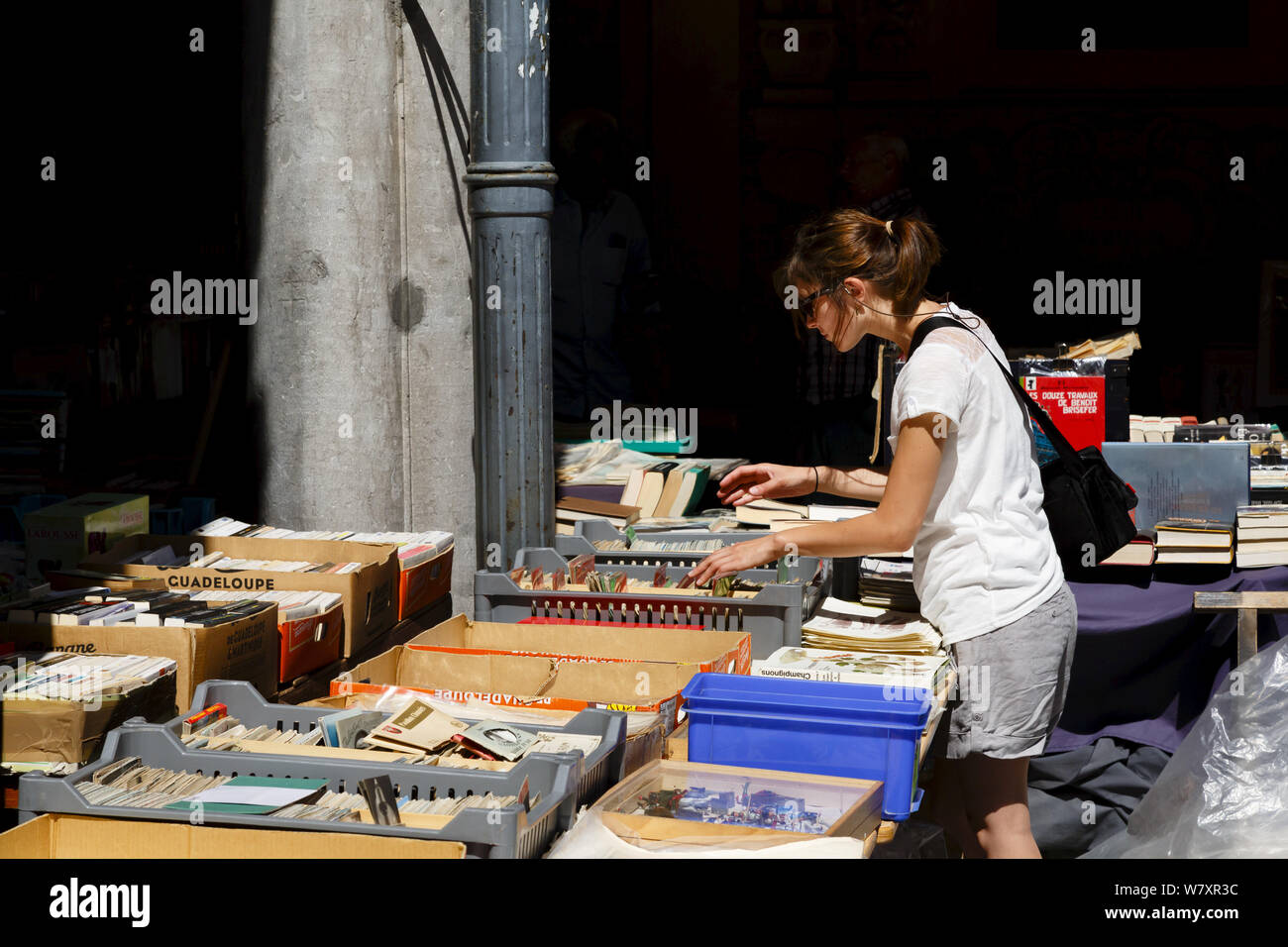 Lille, Frankreich - Juli 20., 2013. Eine Frau sucht an einem Buch stall in La Vieille Bourse de Lille, dem historischen ehemaligen Börse im Zentrum von Lill Stockfoto