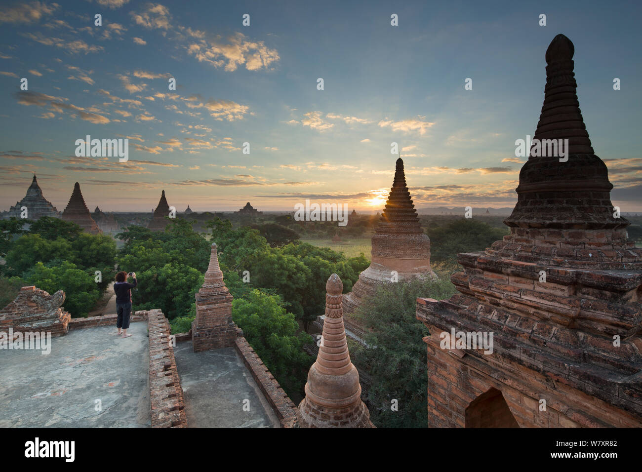 Frau ein Bild von die Tempel von Bagan bei Sonnenaufgang, Myanmar, November 2012. Stockfoto