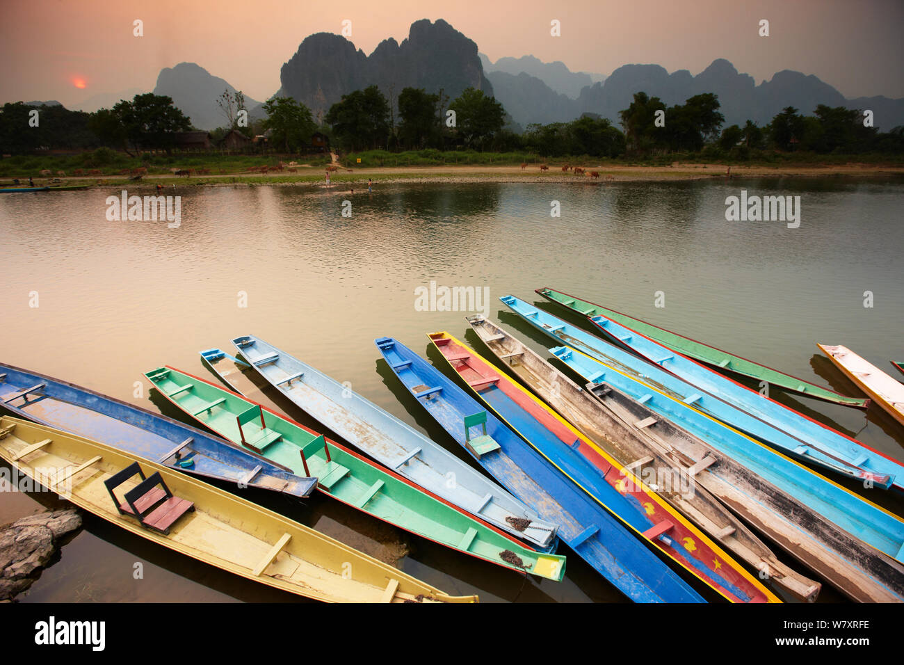 Bunte Kanus vertäut am Nam Song Fluss in Vang Vieng, Laos, März 2009. Stockfoto