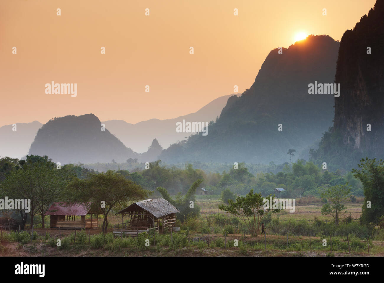 Sonnenuntergang über den Bergen in der Nähe von Vang Vieng, Laos, März 2009. Stockfoto