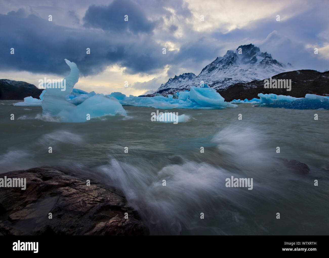 Sturm, Wolken und Winde von 50 MPH über Lago Grey, Blasen Haus große Eisberge über den See. Cerro Paine Grande sichtbar darüber hinaus. Torres del Paine Nationalpark, Chile, Juni 2014. Stockfoto