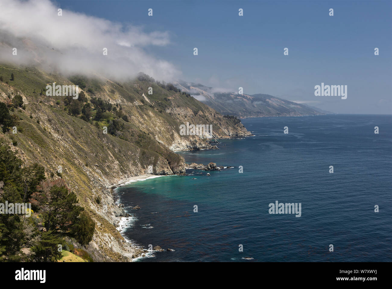 Klippen an der Küste in der Nähe von Big Sur, Kalifornien, USA, Juni 2008. Stockfoto