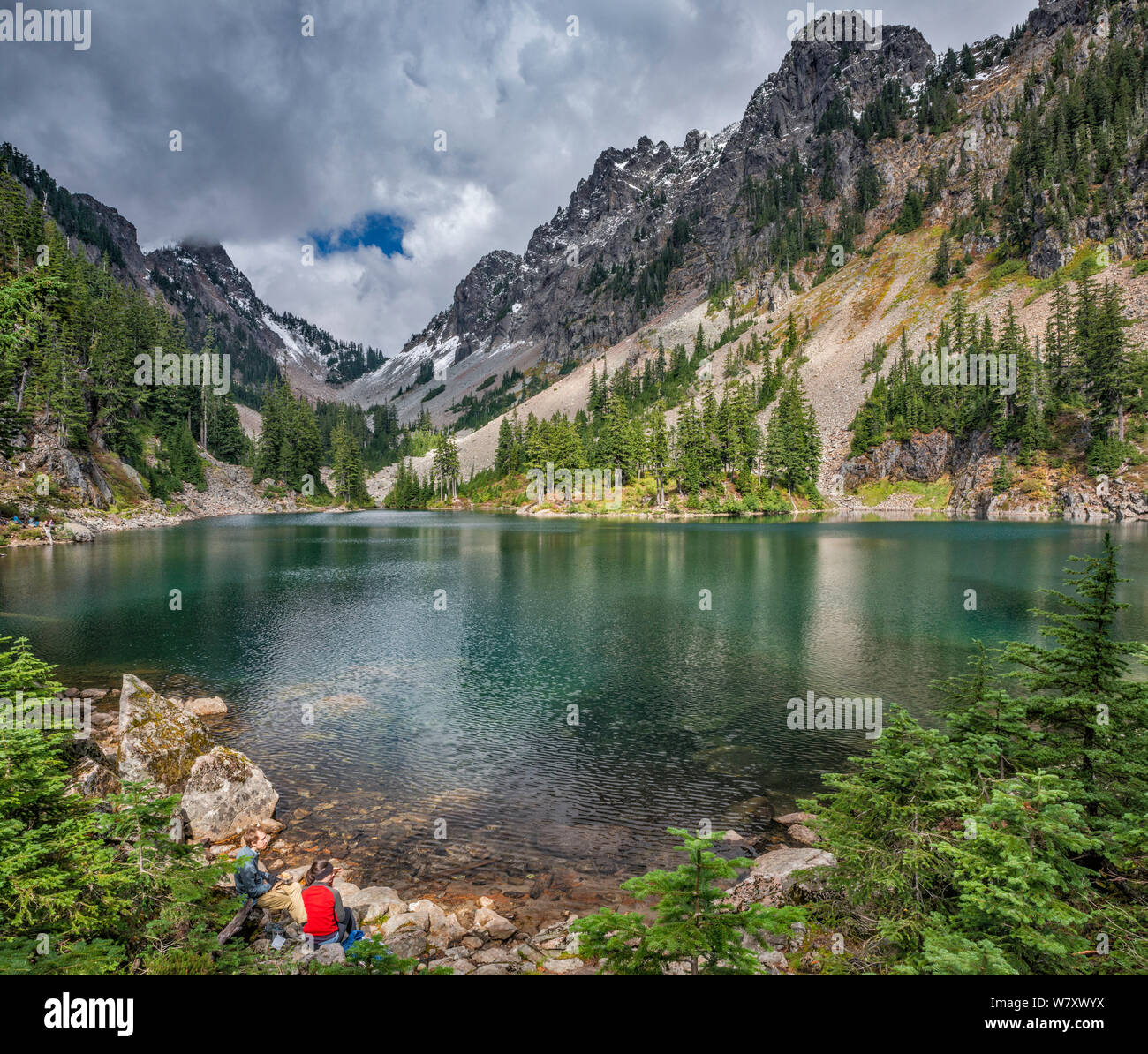 Zwei junge Erwachsene an Melakwa See, Ende Denny Creek Trail, alpinen Seen Wüste, Snoqualmie Pass, North Cascades, Washington State, USA Stockfoto