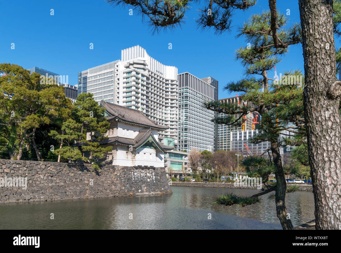 Sakurada-mon und Wolkenkratzer im Marunouchi Bezirk in der Nähe des Kikyō-Mo tor des Imperial Palace, Tokio, Japan Stockfoto