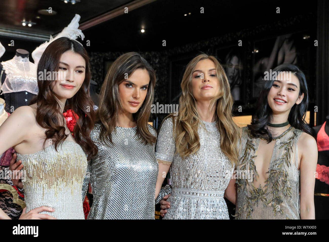 (Von links) chinesische Modell er Sui, brasilianische Model Alessandra Ambrosio, dänische Modell Josephine Skriver, und Chinesische Modell Xi Mengyao, besser bekannt als M Stockfoto