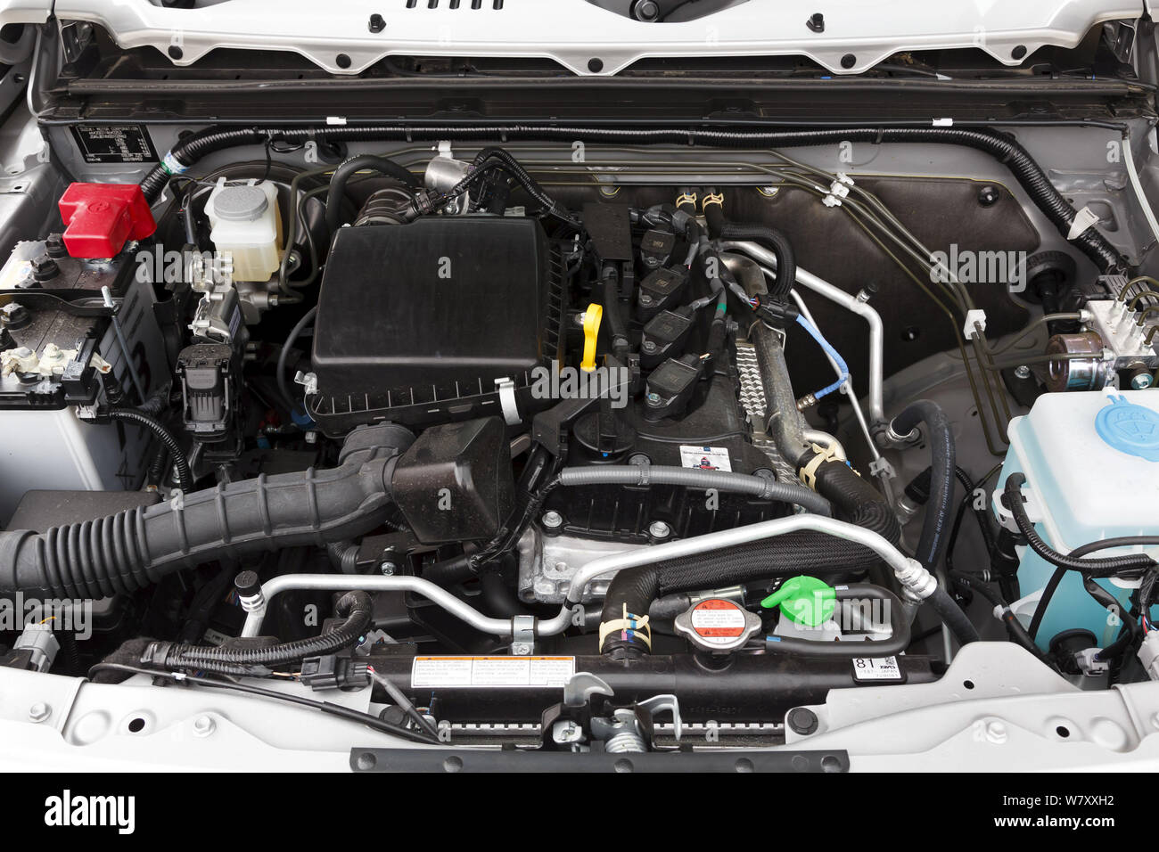 Buckingham, Großbritannien, 16. Mai 2019. Motorraum unter der Motorhaube oder Motorhaube eines 2019 Suzuki Jimny. Der Motor ist ein 1,5-l-Benziner. Stockfoto