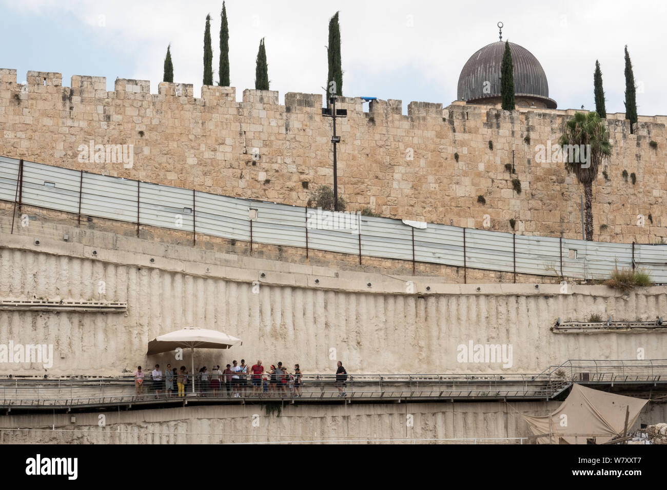 Jerusalem, Israel. 7. August 2019. Ein Blick nach Norden von der Stadt Davids zeigt die Al-Aksa-Moschee auf dem Tempelberg. Die Stadt von David ist eine archäologische Stätte und zu Hause zu einem Park und Besucherzentrum verwaltet von der Ir David Foundation, auch als Elad bekannt. Dieser Verband hat das Ziel offen jüdische Verbindung zu Jerusalem zu stärken, erstellen Sie eine jüdische Mehrheit in arabischen Vierteln Ost-Jerusalems und der jüdischen Gemeinde in der Stadt Davids, das ist auch ein Teil der arabischen Nachbarschaft von Silwan erneuern. Die Stadt Davids wird spekuliert das original Urban Kern der antiken Jerusalem. Relig Stockfoto