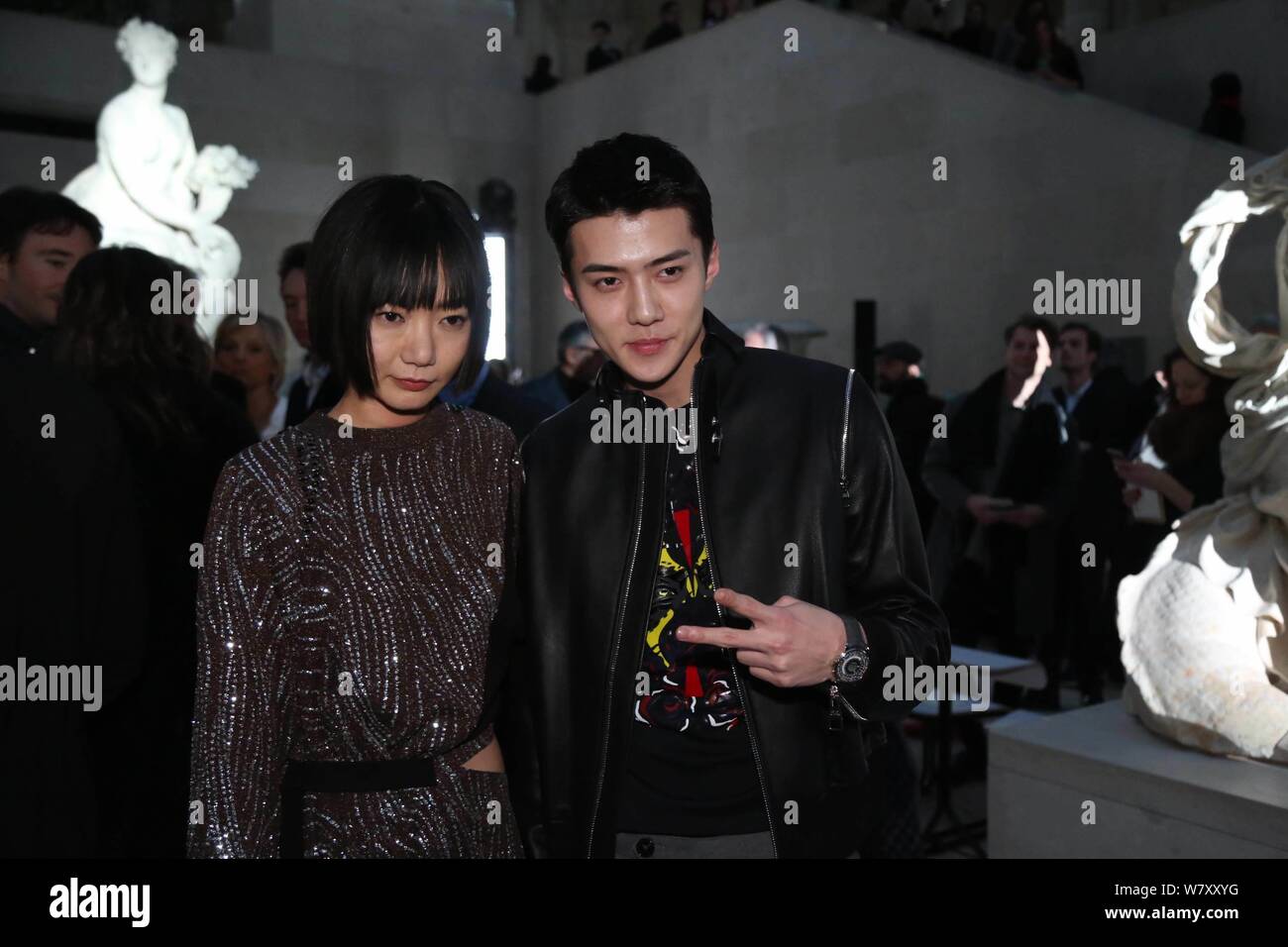 Koreanische Schauspielerin Bae Doo-Na, Links, und Oh Se-hoon von South Korean-Chinese Boy Group EXO nehmen an der Louis Vuitton (LV) Fashion Show während der Pari Stockfoto