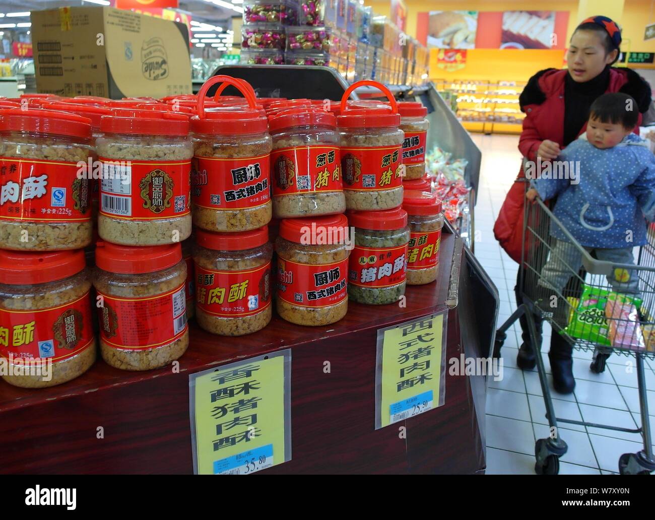 ------ Kunden shop für Schweinefleisch zu einem Walmart Supermarkt in der Stadt Yichang, Provinz Hubei in Zentralchina, 10. März 2015. Stockfoto