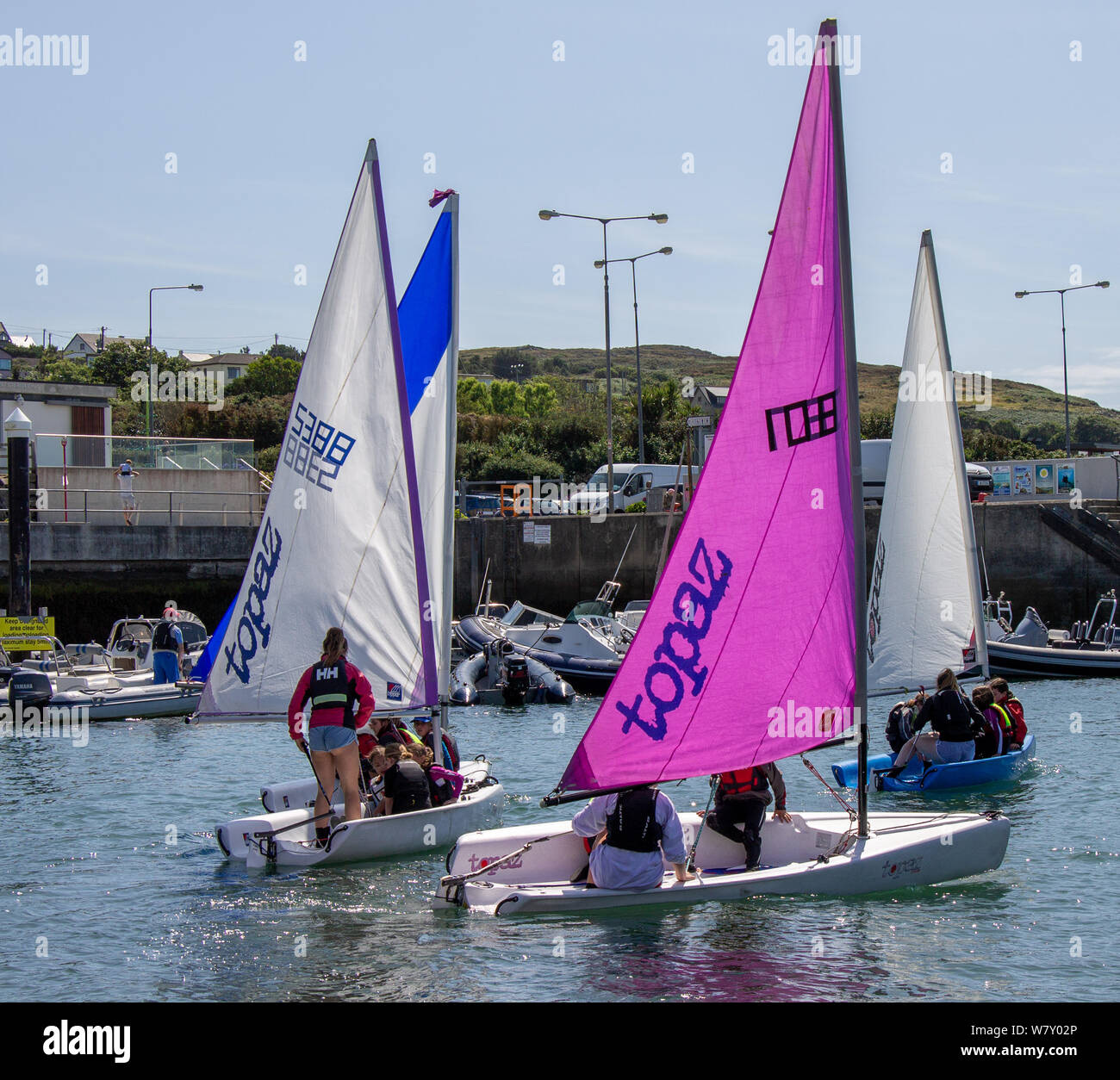 Baltimore, Irland, 7. August 2019 Unter strahlendem Sonnenschein mit Temperaturen bis zu 22 Grad der Baltimore Sailing Club hielt einen seiner segeln Kurse heute für Kinder von gemischten Alters und Fähigkeit. Das Topaz Klasse Jolle bildet eine große lernen Boot und in diesem Fall über 70 Kinder waren auf dem Kurs heute. Im Juli hielten sie die bisher größte Irish Sailing Club Kurs mit 120 Kindern. Kredit aphperspective/Alamy leben Nachrichten Stockfoto