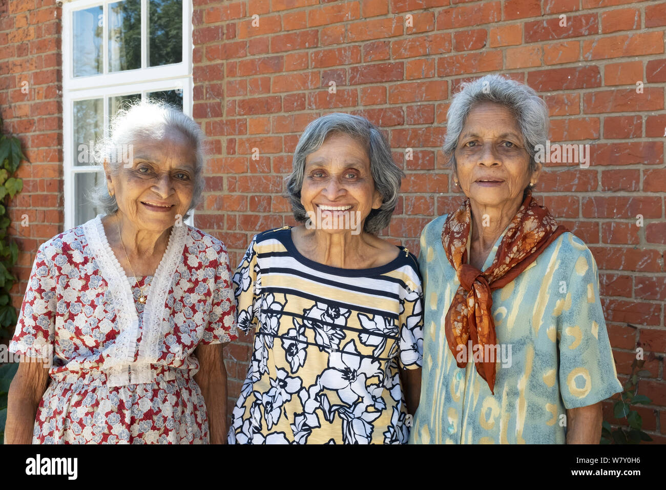 Buckingham, Großbritannien - 05.Juli 2019. Drei alte ältere indische Frauen (Schwestern, Geschwister) pose Lächeln für ein ehrliches Porträt an einer Wiedervereinigung in Großbritannien. Stockfoto