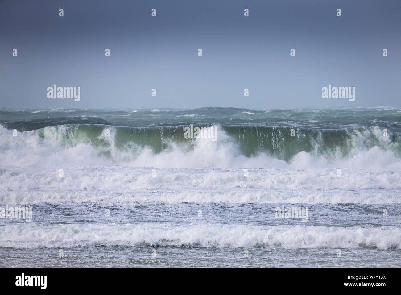 Rauhe See im Winter Storm in Baie des Trepasses/Bay der Toten. Plogoff, Finistère. Bretagne, Frankreich, Februar 2014. Stockfoto