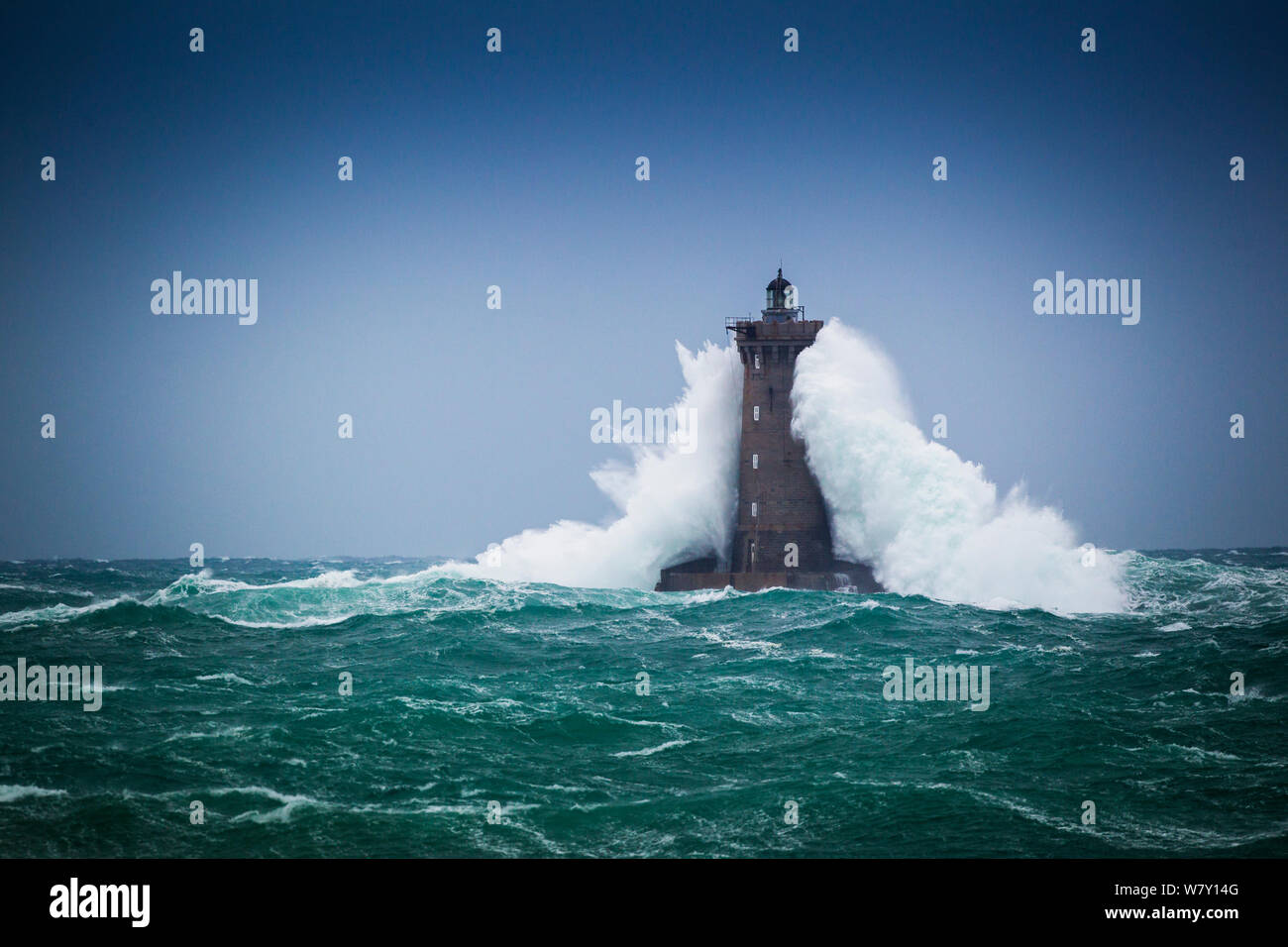 Wellen die Vier Leuchtturm Peitschen im Winter Storm, der nördlichen Bretagne, Frankreich, Dezember 2011. Sequenz 4/12. Stockfoto