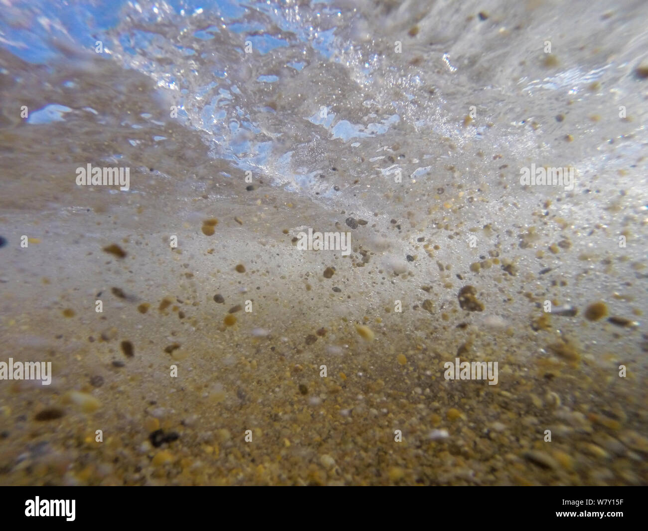 Unterwasser Blick auf Sand aufgewühlt von den Wellen am Strand entlang, Biarritz, Aquitaine, Frankreich, September. Stockfoto
