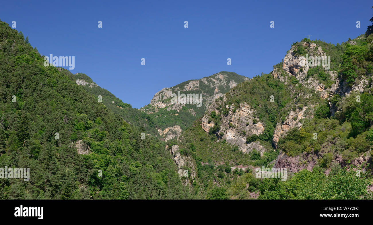 Mittelalterliche Dorf Roubion in Entfernung von felsigen Tal, Nationalpark Mercantour, Provence, Frankreich, Juli 2014. Stockfoto