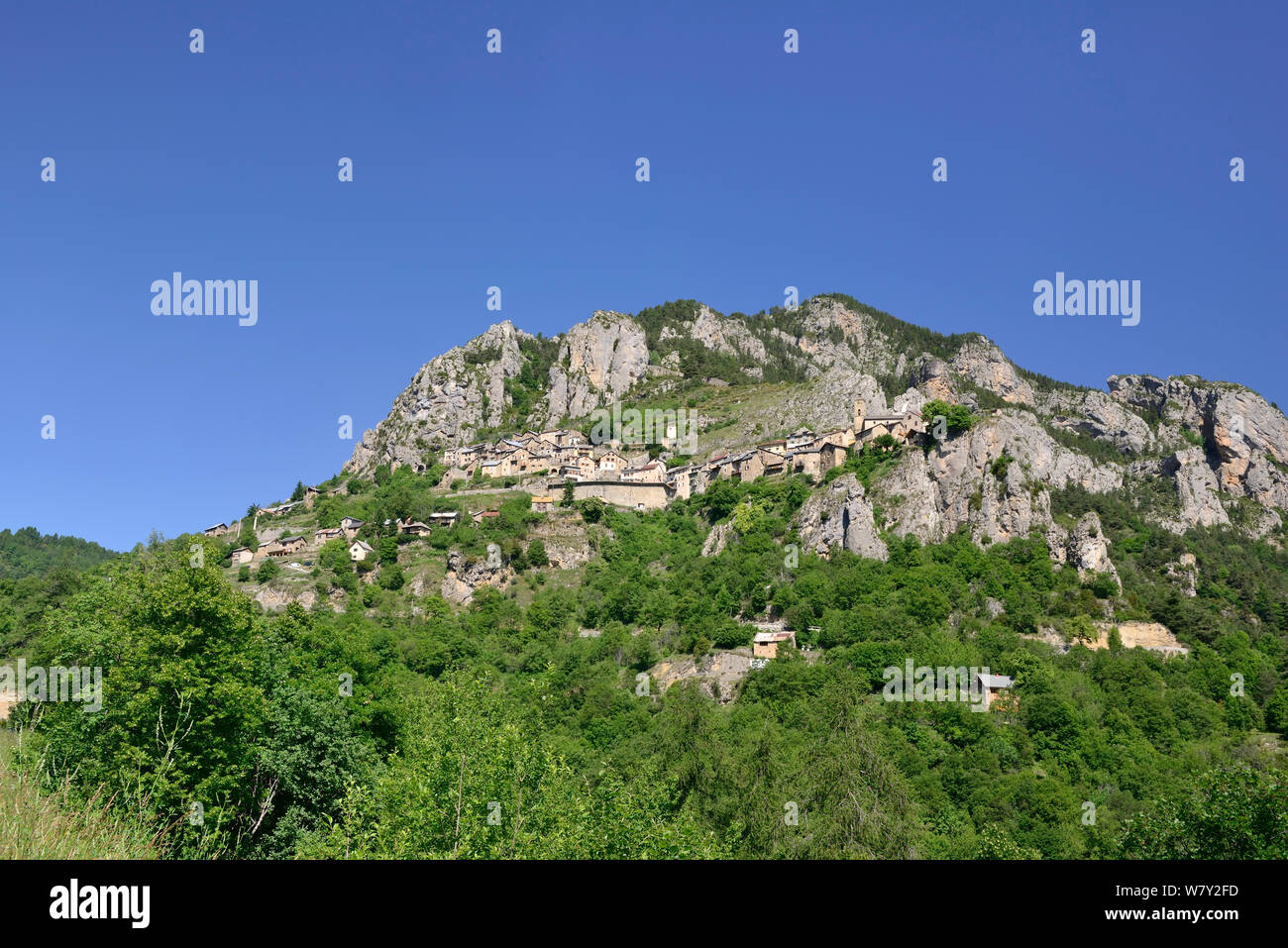 Mittelalterliche Dorf Roubion gesehen von unten, Nationalpark Mercantour, Provence, Frankreich, Juli 2014. Stockfoto