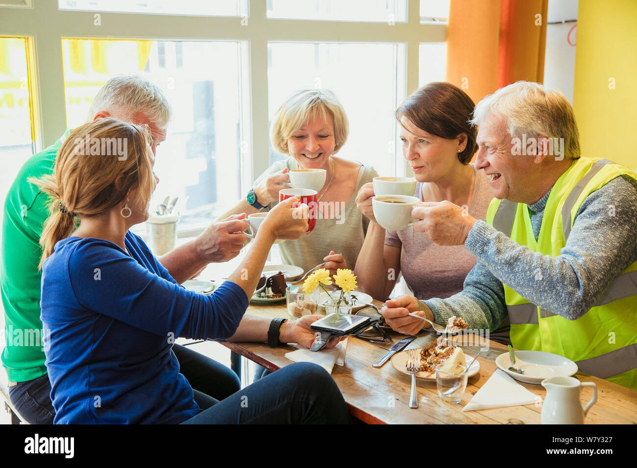 Eine Gruppe von fünf Personen, die eine Pause von der Stadt Reinigung und mit Kaffee und Kuchen. Stockfoto