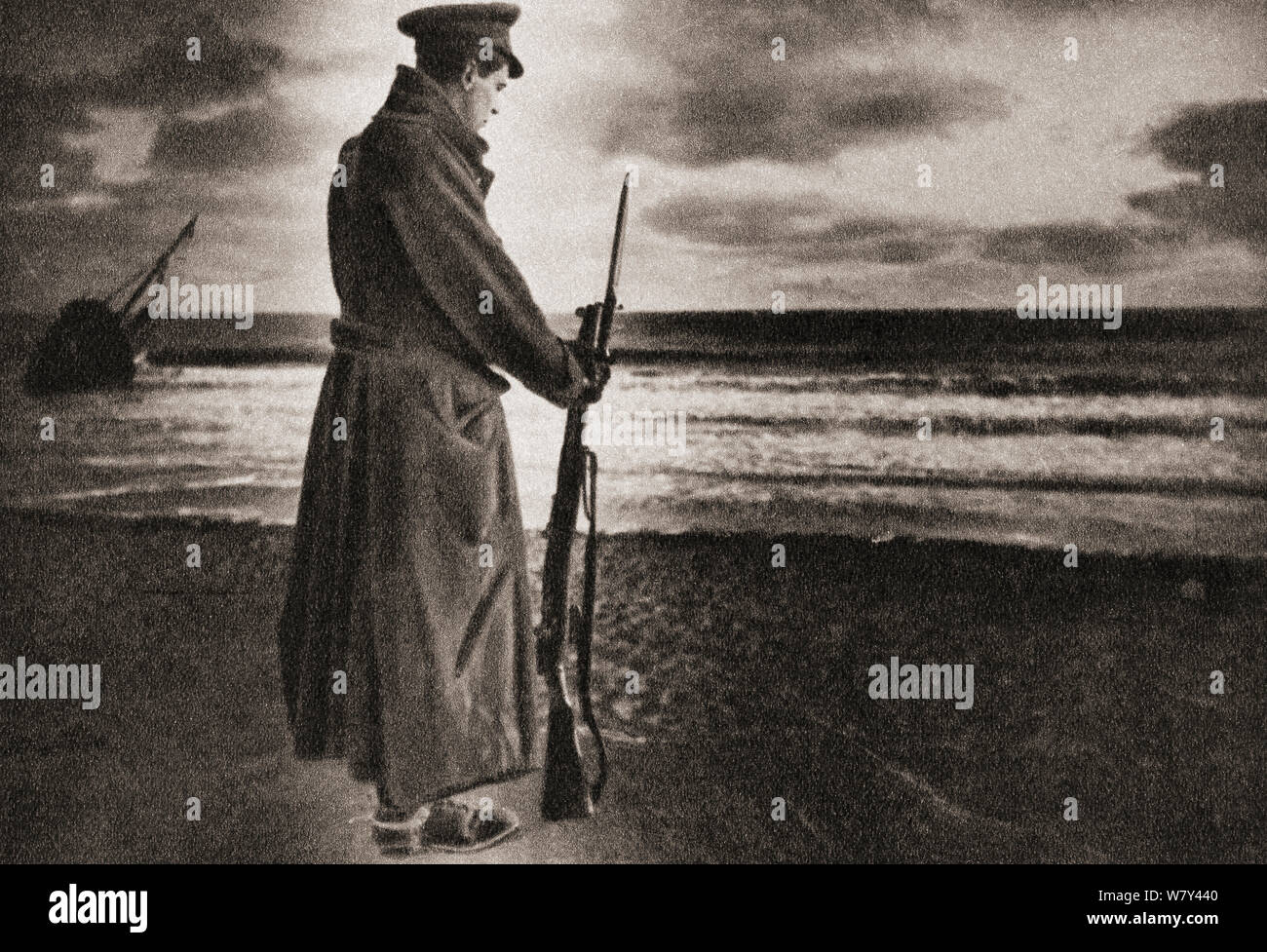 Ein einsamer Wächter Wächter der Ostküste Ufern während des Ersten Weltkrieges. Aus dem Festzug des Jahrhunderts, veröffentlicht 1934. Stockfoto
