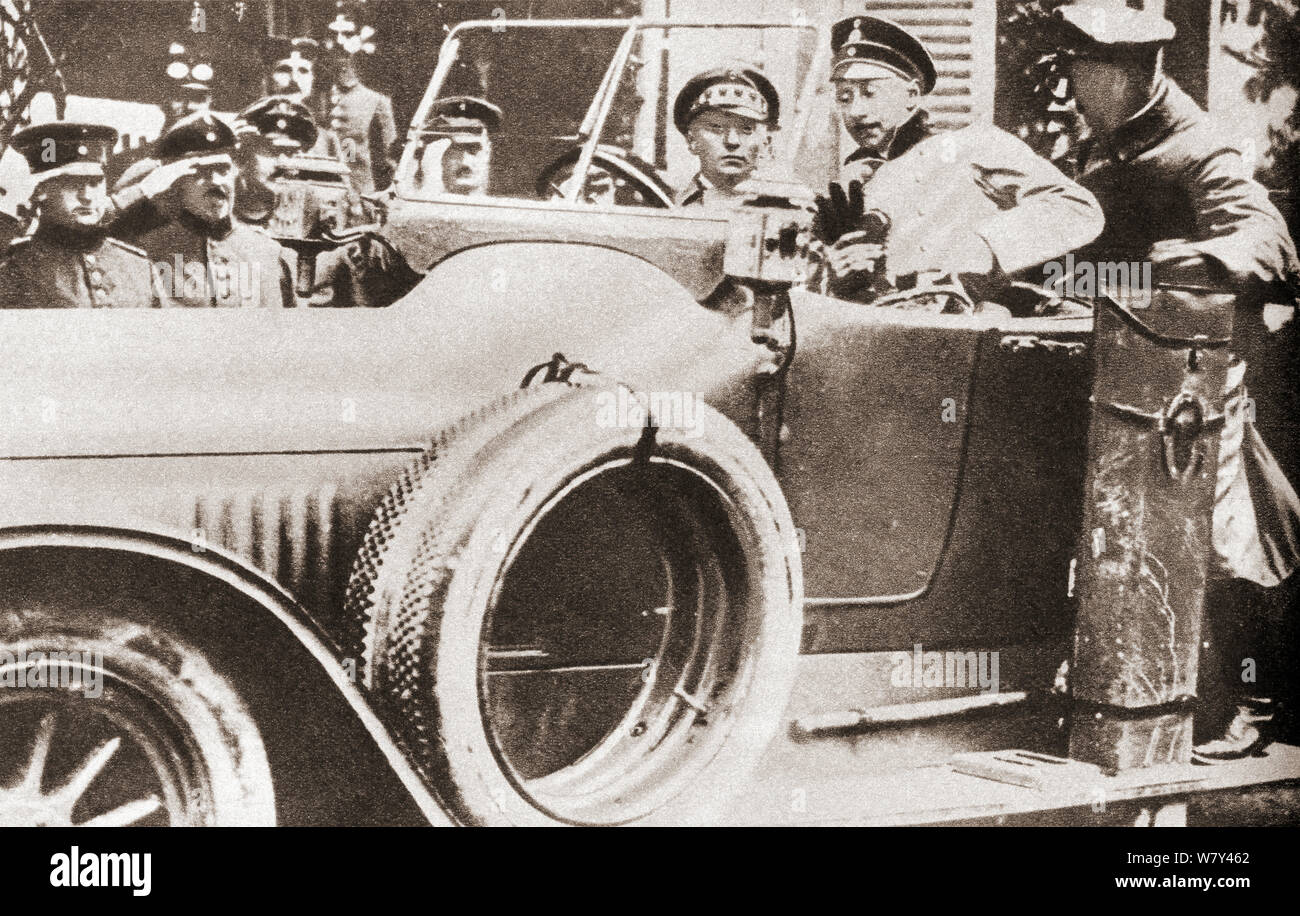 Wilhelm, Deutscher Kronprinz, 1882 - 1951, hier in seinem Auto auf einer Französischen Straße von Deutschen während des Ersten Weltkrieges besetzten gesehen. Aus dem Festzug des Jahrhunderts, veröffentlicht 1934. Stockfoto