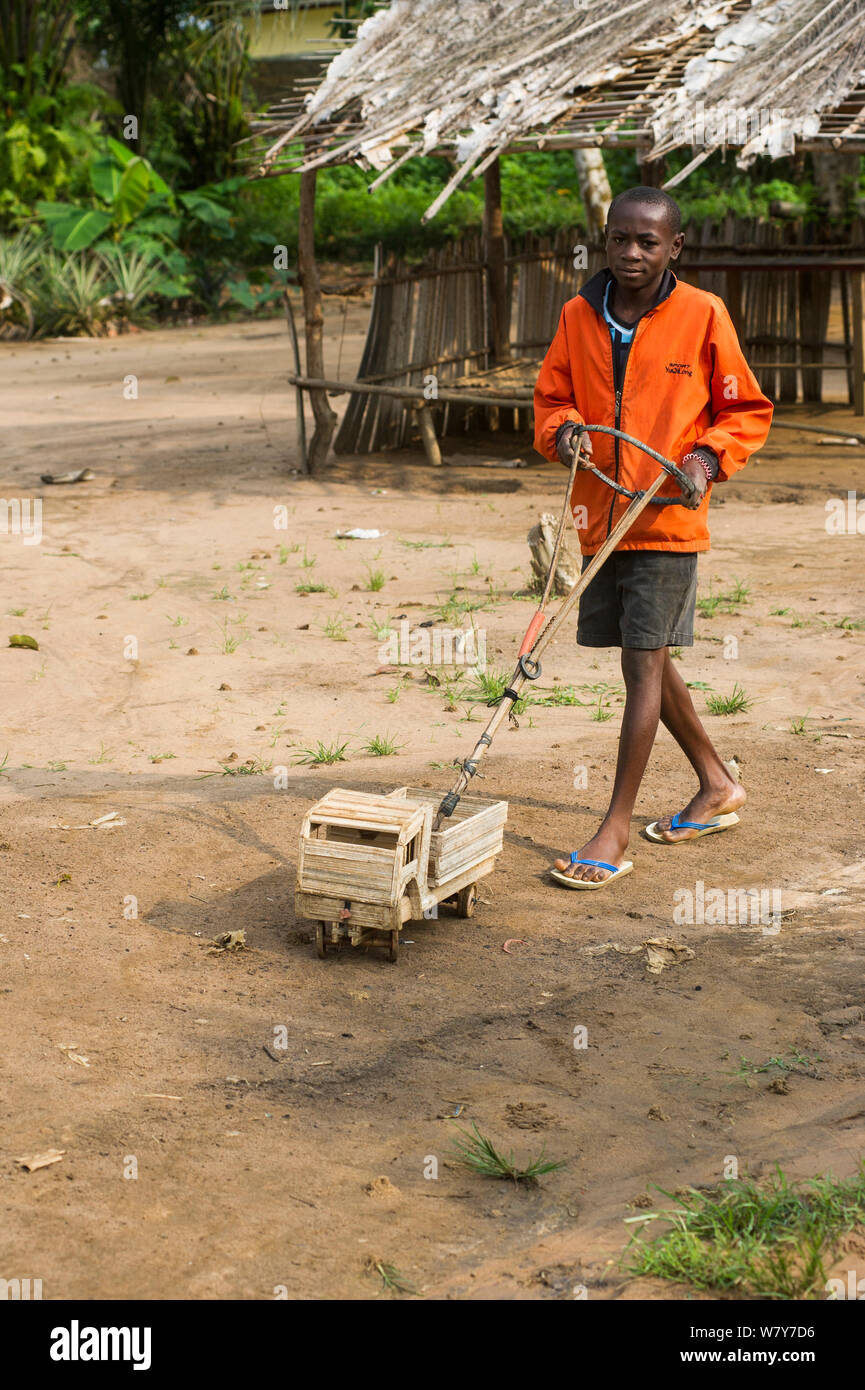 Junge mit Holz Spielzeug-LKW. Mbomo Dorf, Odzala-Kokoua Nationalpark, Republik Kongo (Brazzaville), Afrika, Mai 2013. Stockfoto
