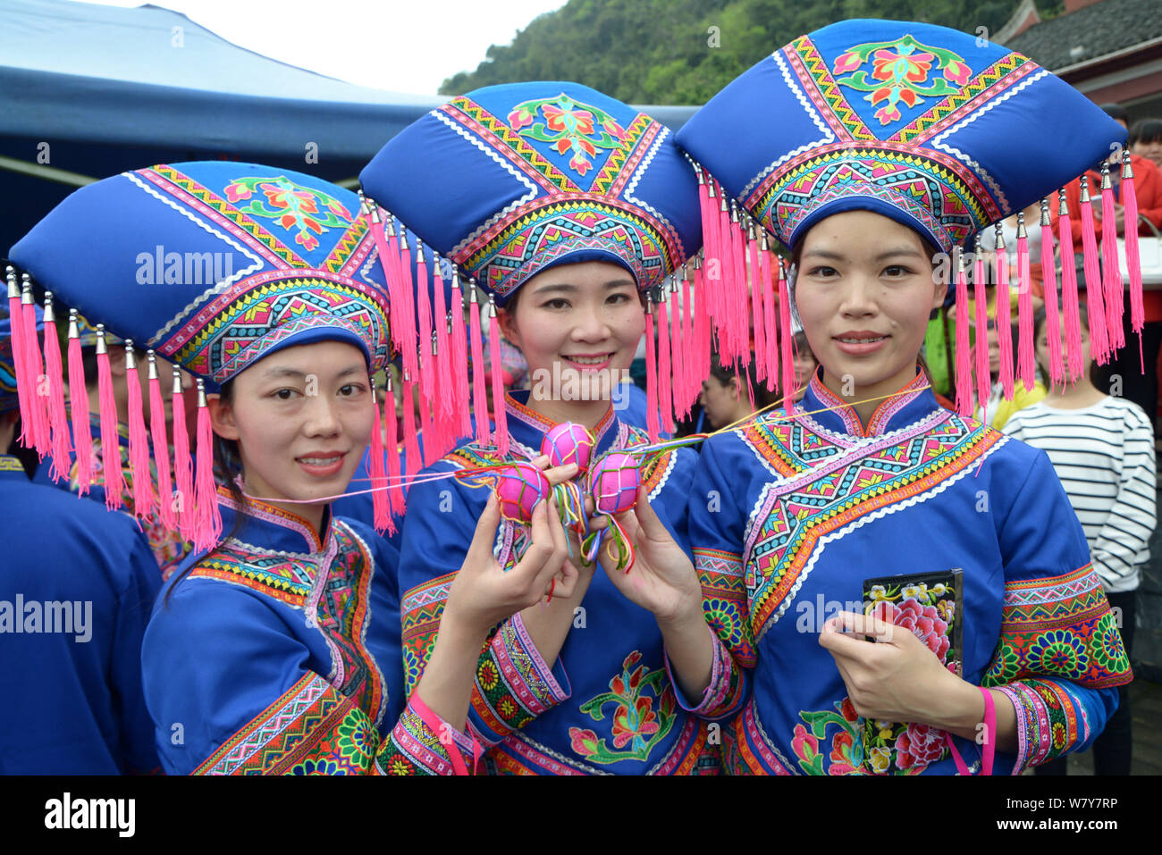 Chinesische Mädchen von Zhuang ethnische Gruppe in traditionellen Kostümen nehmen an einer Vielzahl von Tätigkeiten während einer Feier zum Valentinstag ich Stockfoto
