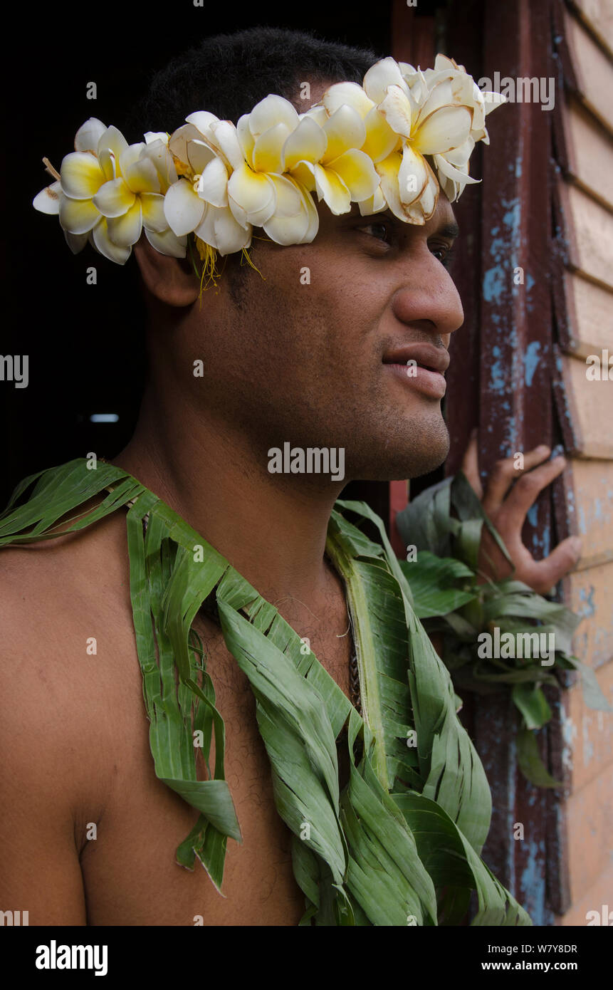Mann mit geblümten Kopftuch und Blätter für die Zeremonie, Kioa Island, Fidschi, Südpazifik, Juli 2014. Stockfoto