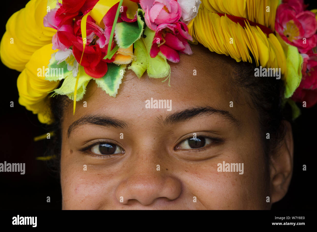 Frau, die traditionelle Kopfbedeckung für die Zeremonie mit Blumenmuster, Kioa Island, Fidschi, Südpazifik, Juli 2014. Stockfoto