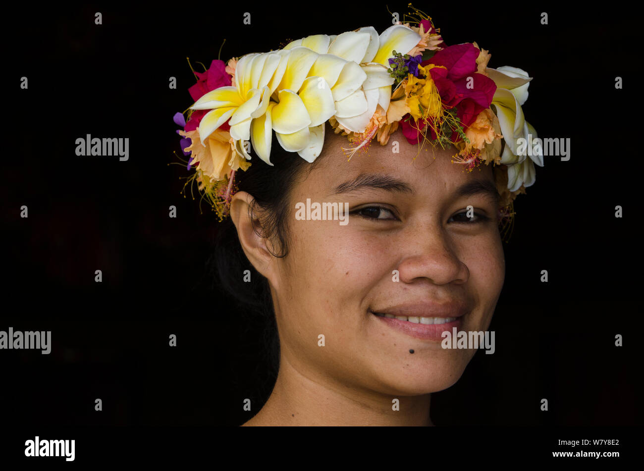 Frau, die traditionelle Kopfbedeckung für die Zeremonie mit Blumenmuster, Kioa Island, Fidschi, Südpazifik, Juli 2014. Stockfoto