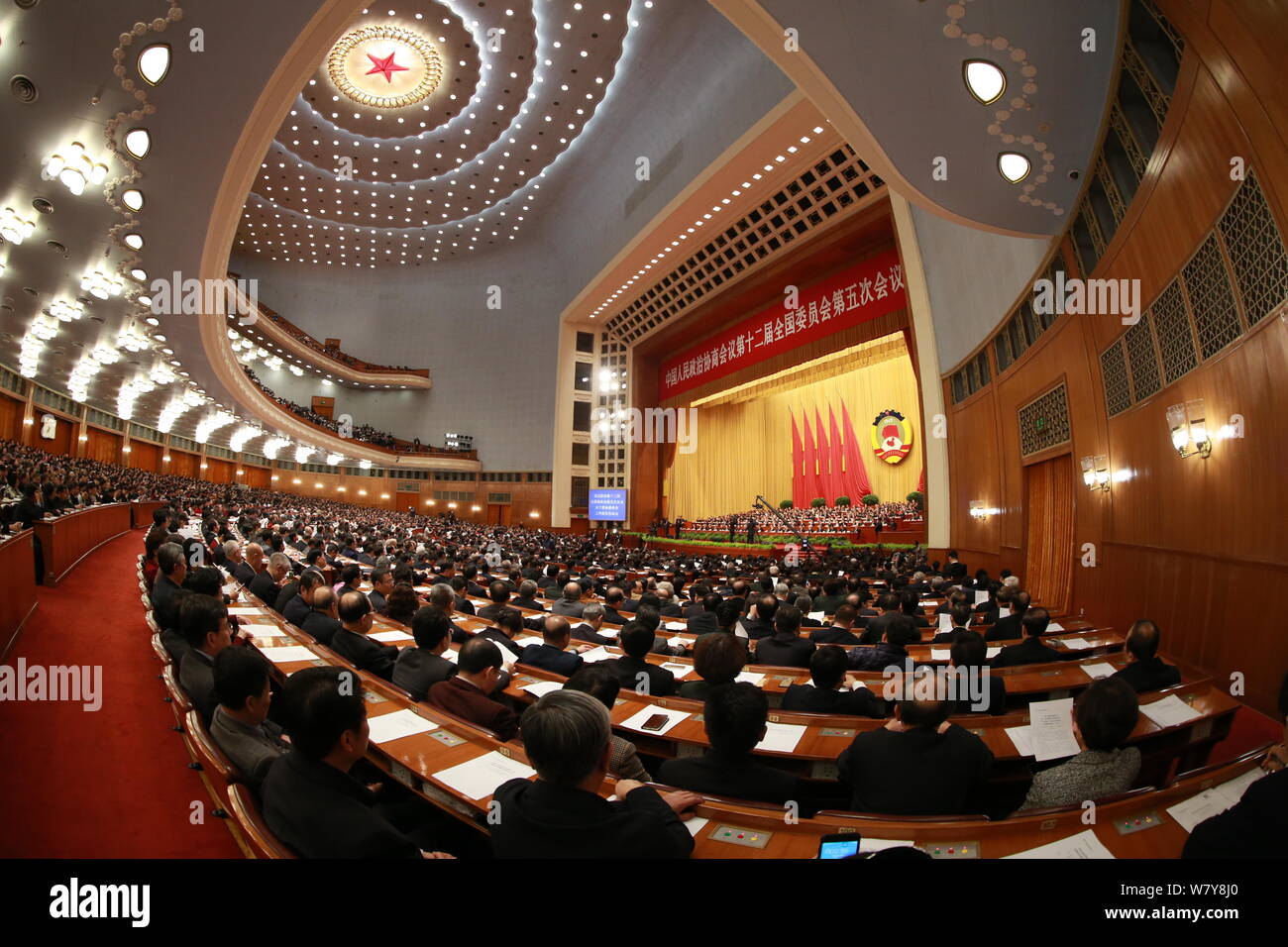 Teilnehmer die Schlusssitzung der fünften Tagung der 12 nationalen Komitees der PKKCV (Chinese People's Political Consultative Confere Stockfoto