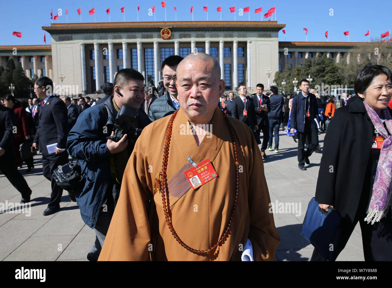 Shi Yongxin, Abt des Shaolin Tempels, kommt an der Großen Halle des Volkes der 3. Vollversammlung der fünften Sitzung des 12 Nat zu besuchen Stockfoto