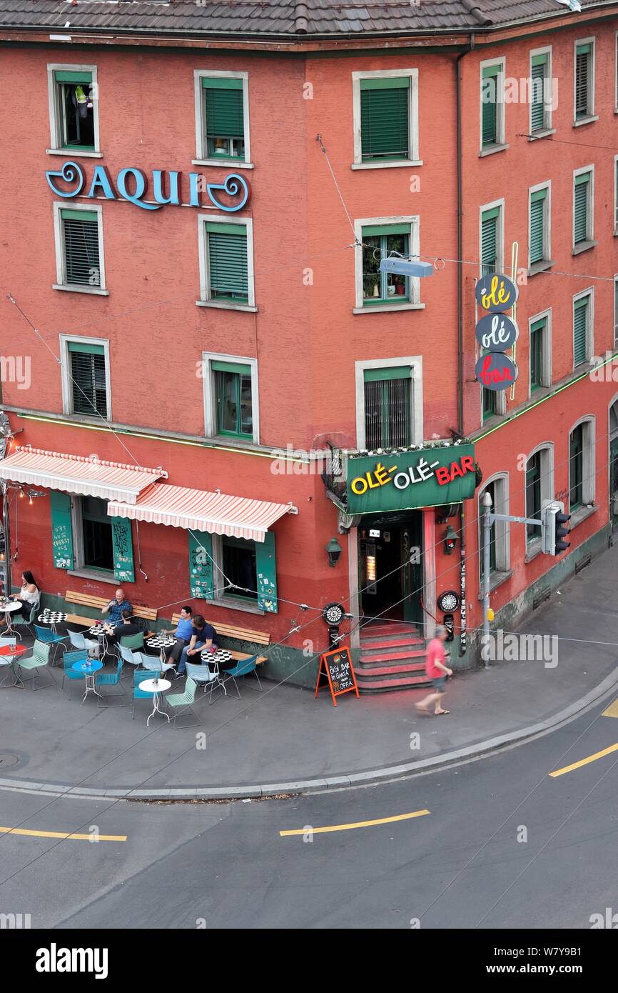 Zürich, Schweiz - 20. Juli 2019: Leute Drinks genießen Vor Ole Ole bar an der Langstrasse. Lange Belichtung geschossen. Stockfoto