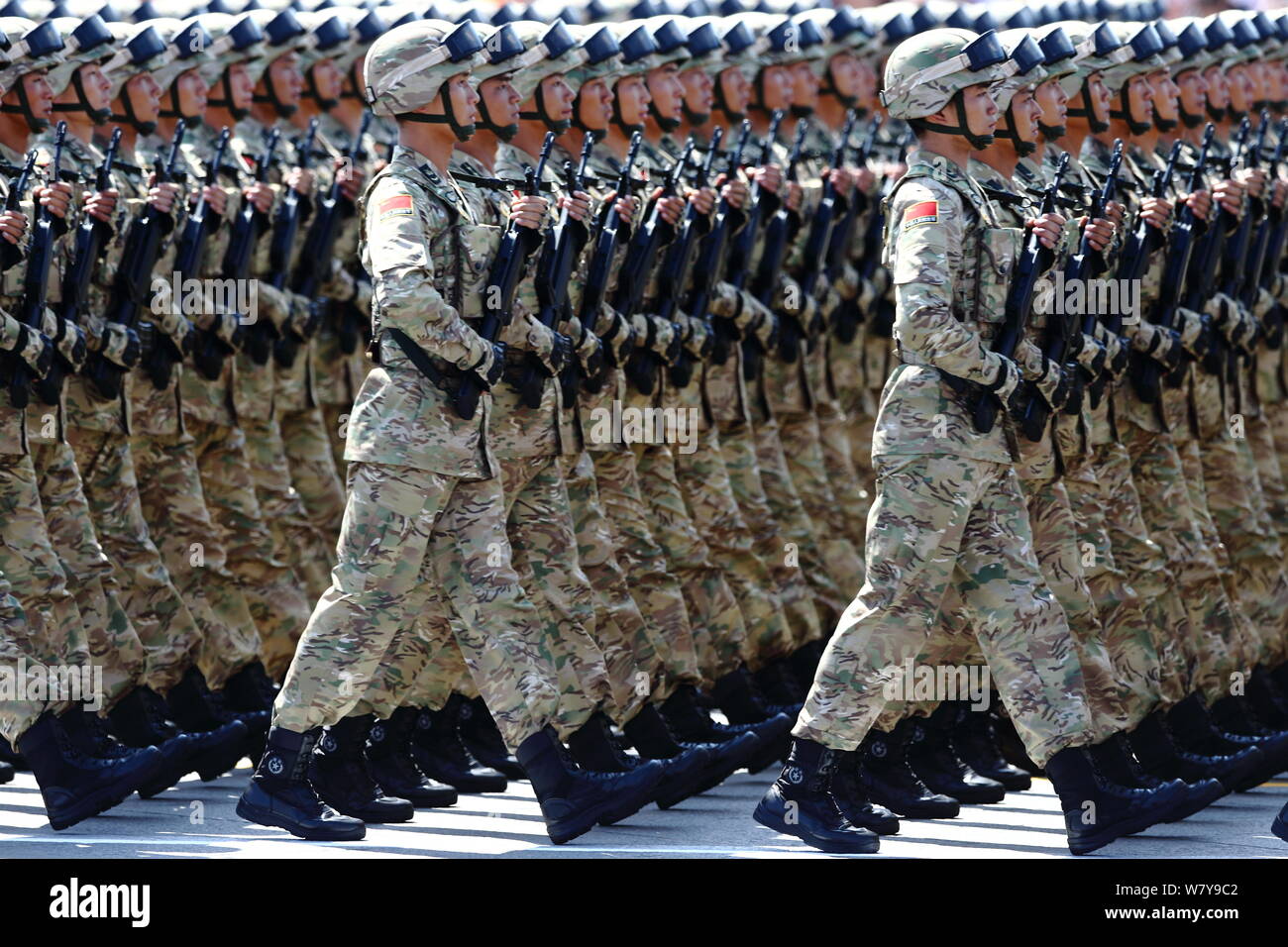 ---- Chinese PLA (Volksbefreiungsarmee) Soldaten marschieren hinter den Tian'anmen Podium während der militärparade die 70Th anniversa zu gedenken. Stockfoto