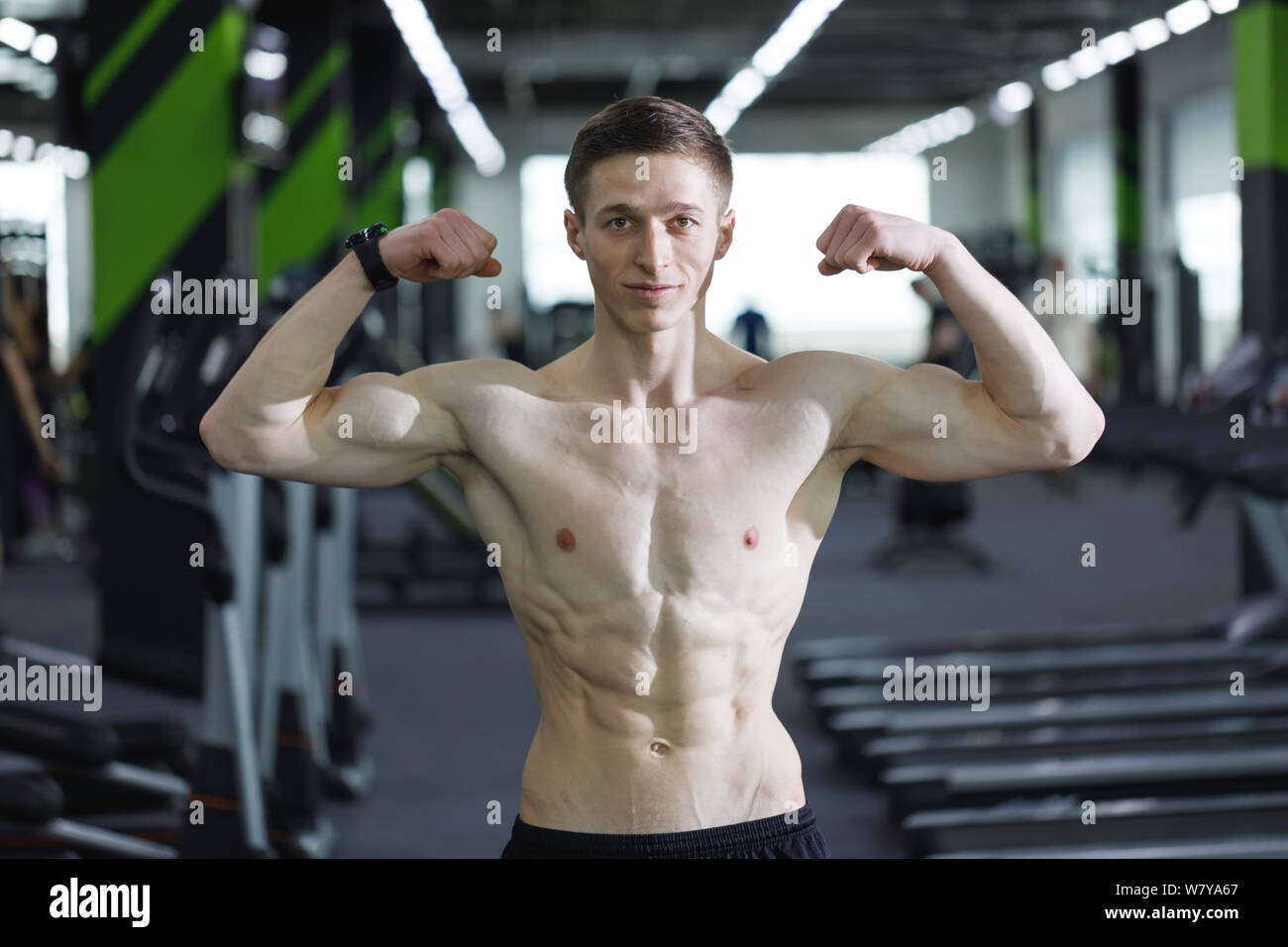 Portrait von Sportler stehen an der Turnhalle nach dem Workout und seinen perfekten Körper angezeigt Stockfoto