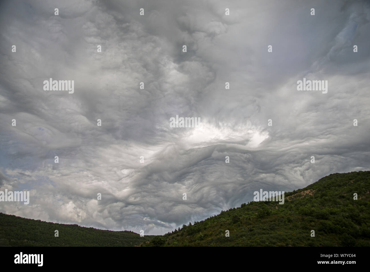 Undulatus asperatus Wolken, Provence, Frankreich, Mai 2014. Diese wolkenbildung wurde zuerst als eine neue Art von Cloud im Jahr 2009 vorgeschlagen, und wenn formell anerkannt wird die erste Wolkenbildung werden in 60 Jahren benannt. Stockfoto