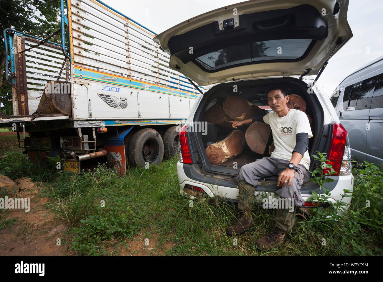 Sayan Raksachart von Freeland Foundation, Anzeigen Fahrzeug von Siam Palisander baum Wilderer verwendet, Thap Lan-Nationalpark, Dong Phayayen-Khao Yai Forest Complex, Ost Thailand, August, 2014. Stockfoto