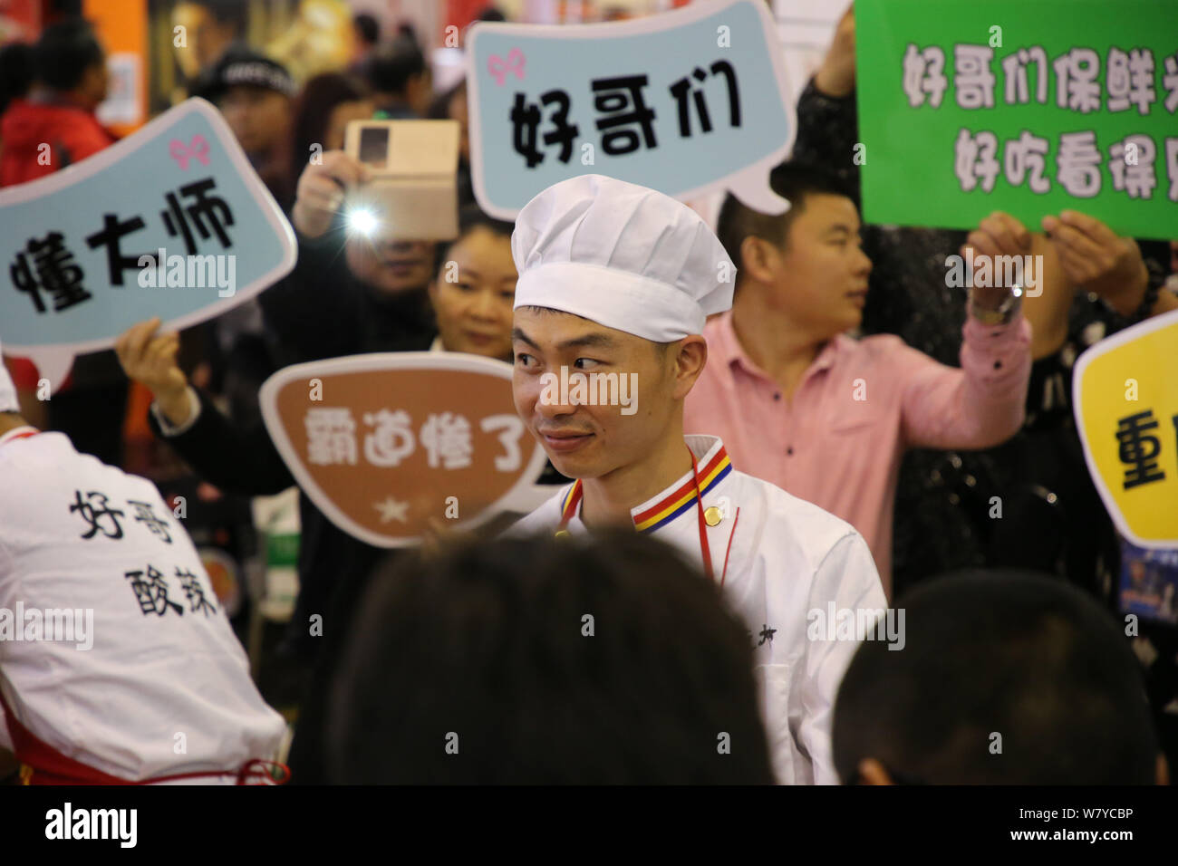 Der 30-jährige Chinese Tian Bo wird von Fans während der 96Th China National Zucker und Alkohol, die Messe in Chengdu City, im Südwesten Chinas Sichuan umgeben Stockfoto