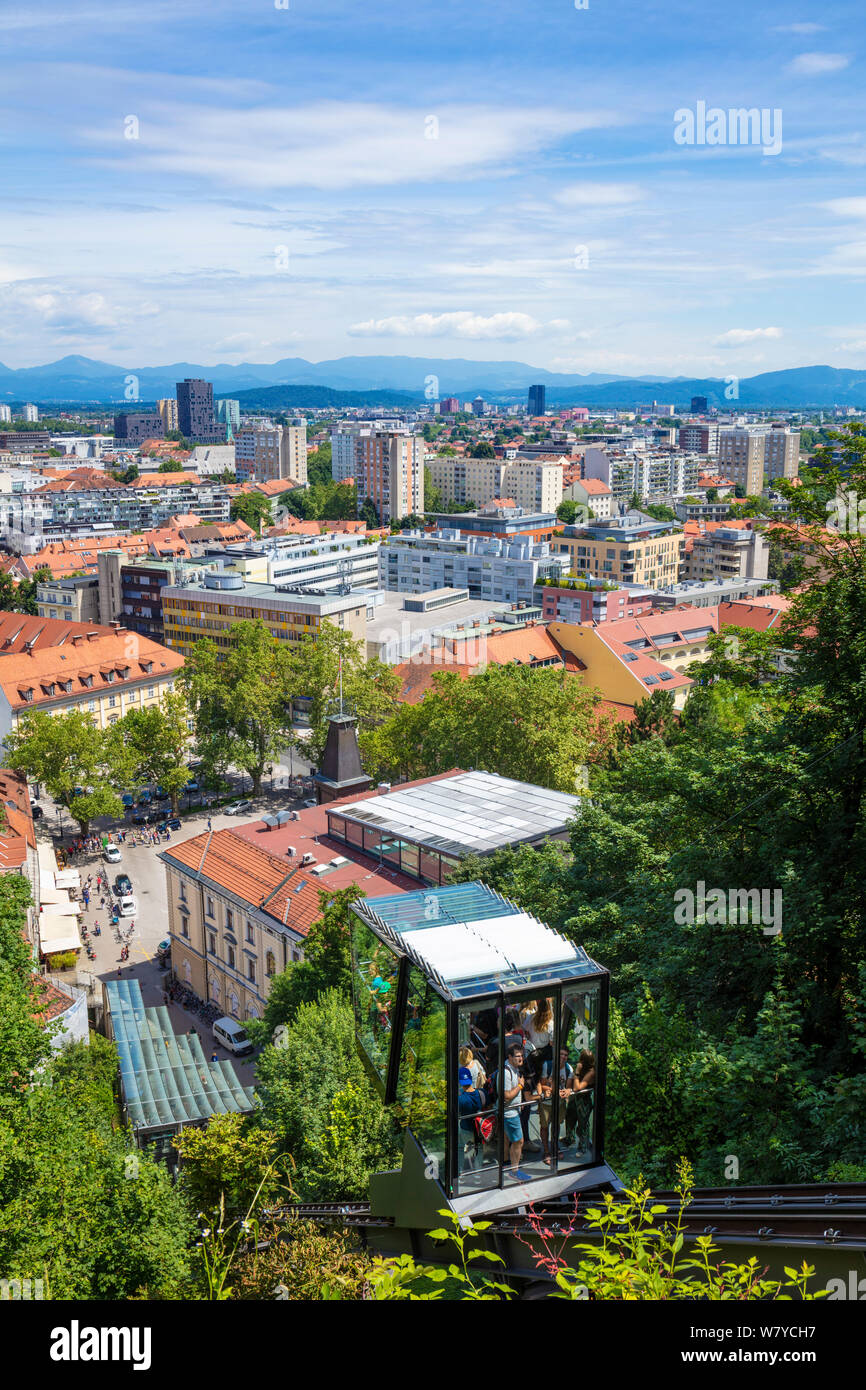 Ljubljana skline Blick von der Burg von Ljubljana Glas Standseilbahn Auto auf die Seilbahn Burg von Ljubljana Ljubljana Slowenien Eu Europa Stockfoto